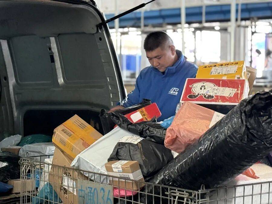 上海一快递小哥跳河救人<strong></p>
<p>借币炒币</strong>，上岸后全身湿透继续派送