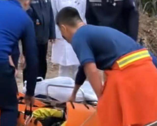 “我来个跳的”！女驴友不慎摔下巨石<strong></p>
<p>借币炒币</strong>，目击者：粉碎性骨折