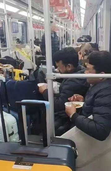极目锐评∣满车厢咖喱味！多名外籍乘客在车厢内吃馅饼<strong></p>
<p>币圈的社区</strong>，规则面前哪有特殊？
