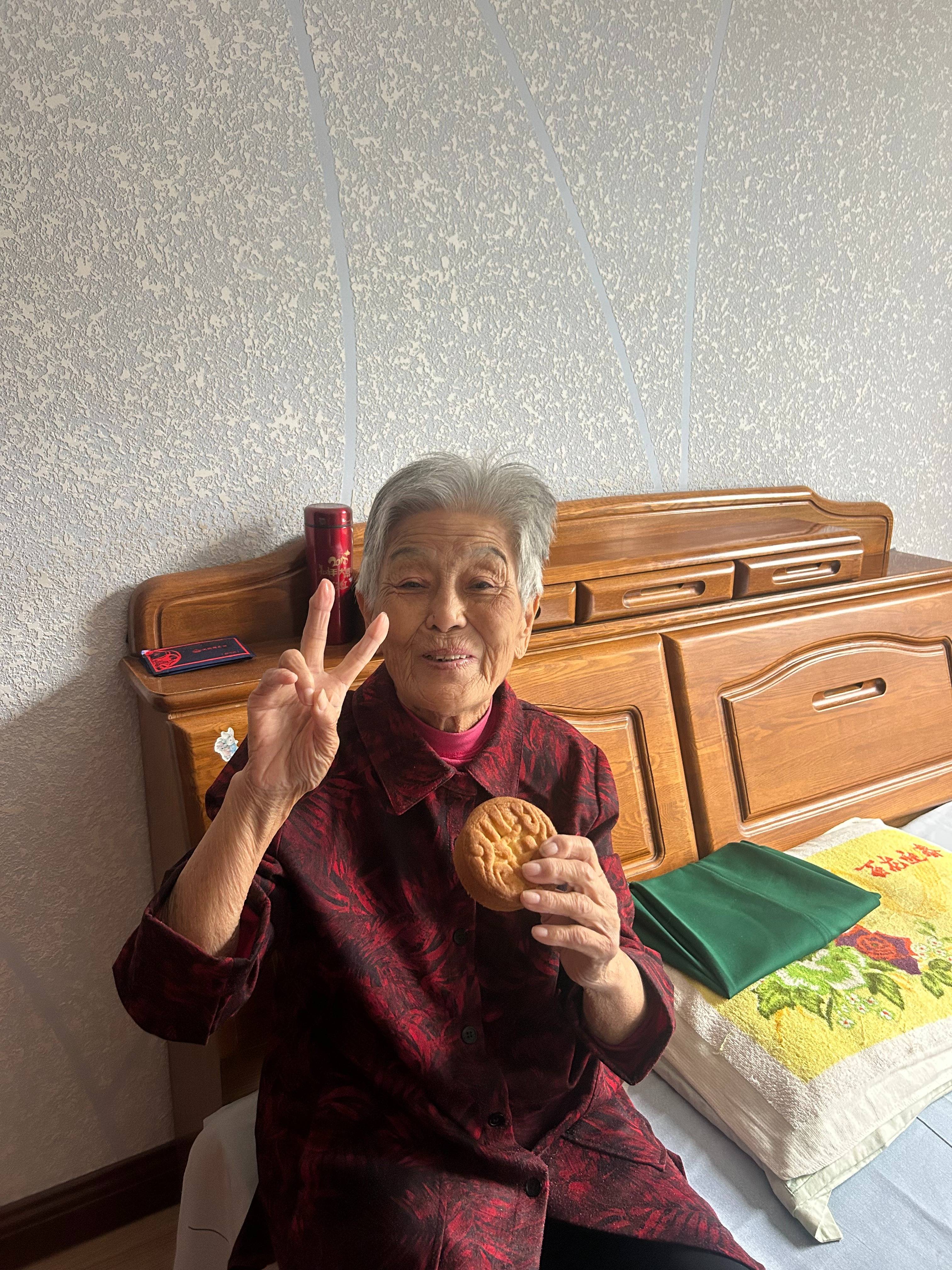 女子晒照对比奶奶自爷爷去世9个月后变化：再也不是时髦的老太太了<strong></p>
<p>南斯拉夫币</strong>，评论区泪目