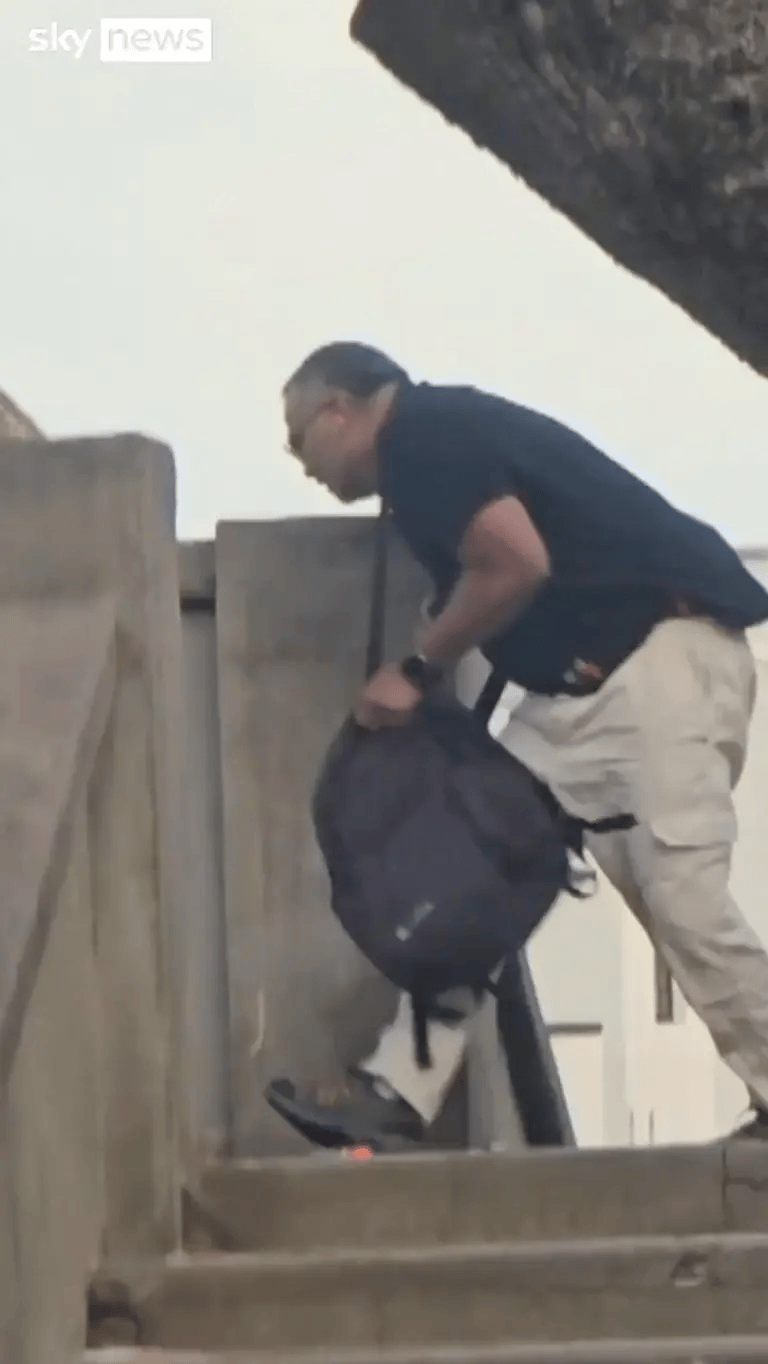 悉尼枪手被制服<strong></p>
<p>币网行情app</strong>，愤怒民众猛踩头部，调查显示枪手合法持有六支枪