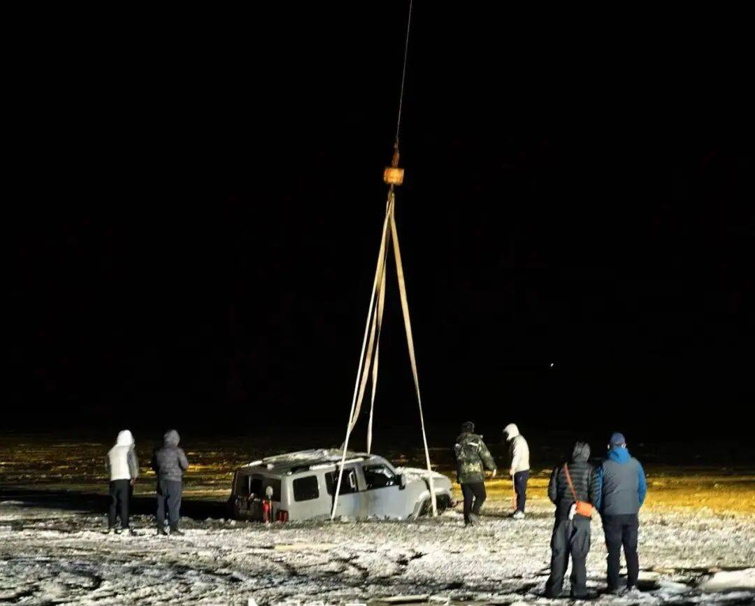 河北一越野车在水库冰面练漂移<strong></p>
<p>币网行情app</strong>，冰层突然破裂，车轮落水被冻6小时，找来吊车深夜将车吊出