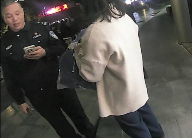 机智！快递在家门口被偷<strong></p>
<p>币网行情app</strong>，她用一招抓到了人还拿回了东西