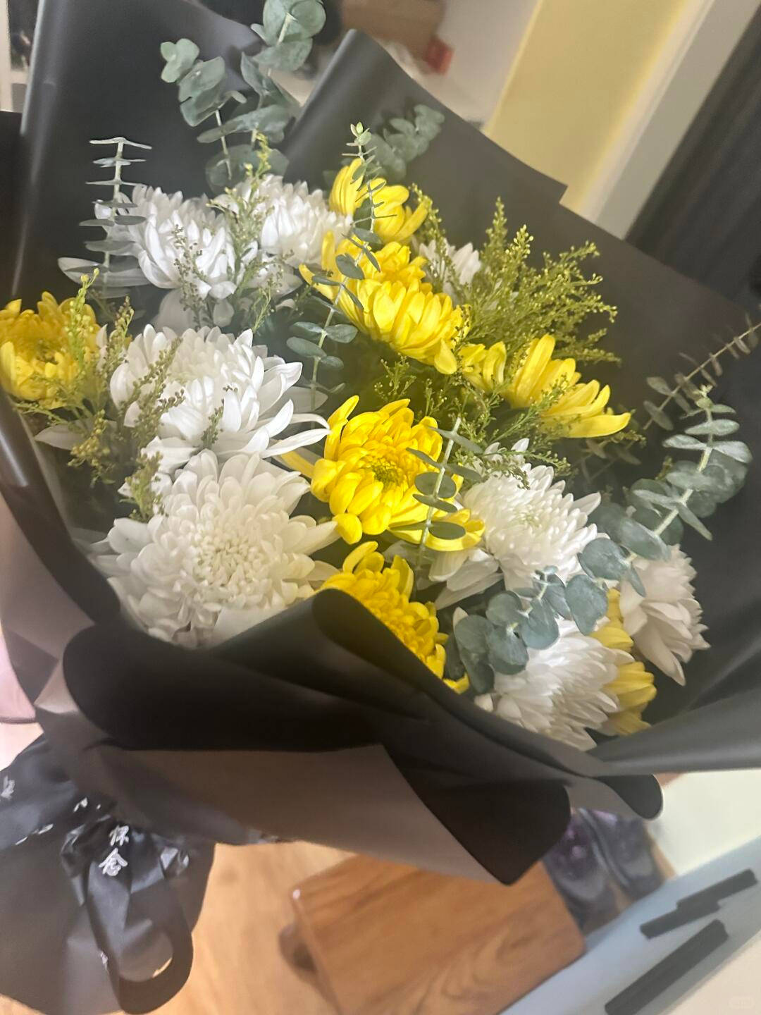 上海高中生买99朵康乃馨为母亲庆生<strong></p>
<p>炒币爆仓</strong>，却收到菊花写着“缅怀逝者”，店家：骑手送错了