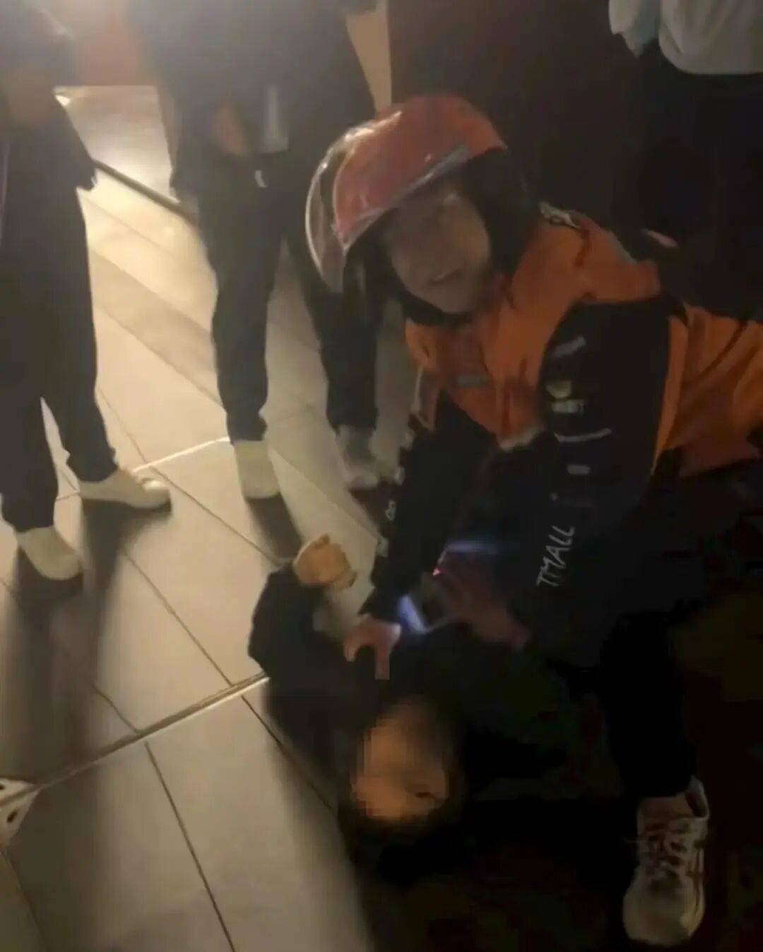 外卖小哥扑倒抢夺珠宝店嫌犯<strong></p>
<p>炒币看盘</strong>，嫌犯反问“对你有什么好处”，本人：没啥好处！