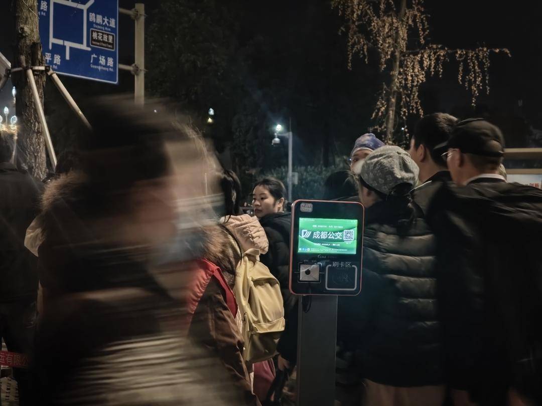 成都地铁2号线东段停运<strong></p>
<p>ft币行情</strong>，通勤压力如何缓解？记者早高峰探访接驳点