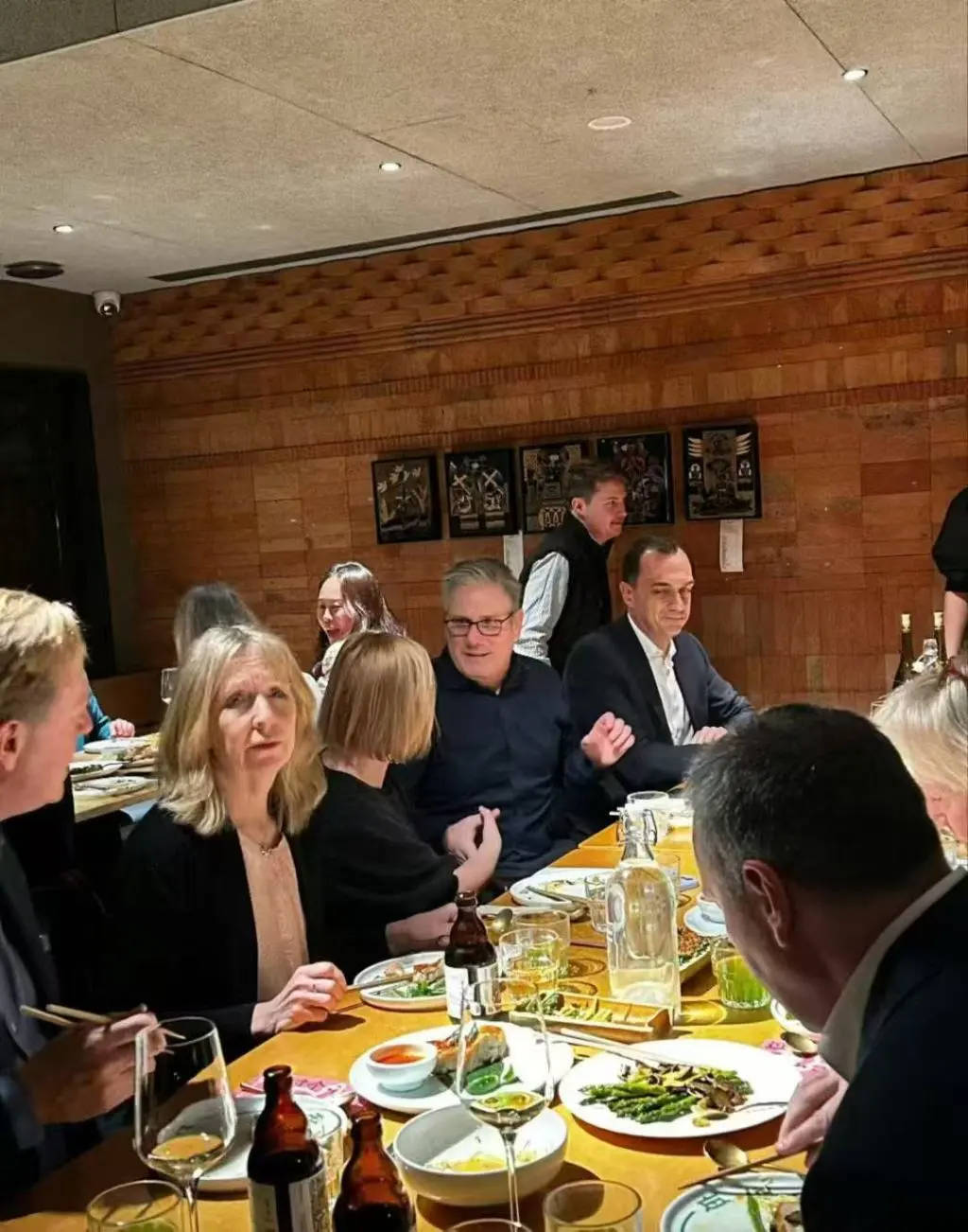 英国首相斯塔默抵达上海<strong></p>
<p>炒币赔钱了</strong>，在参观豫园时体验了沪上名点蝴蝶酥