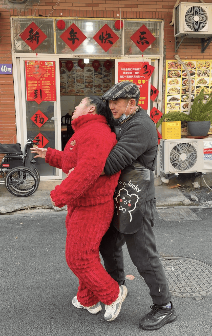 百万债务还清了！夫妻俩在杭州开饭店<strong></p>
<p>利用app漏洞</strong>，8年来第一次回老家过年，临行宴请老顾客