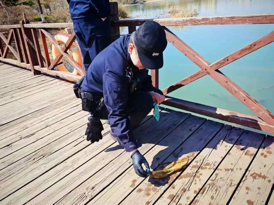 在公园游玩发现子弹<strong></p>
<p>币符</strong>，果断报警！淄博这两名小学生，真棒！